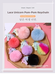 Detalle de llaveros de unicornio con purpurina y pompones de piel sintética en fondo rosa