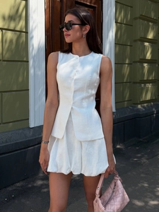 Texture détaillée du gilet en lin blanc et de la jupe bulle dans un style urbain