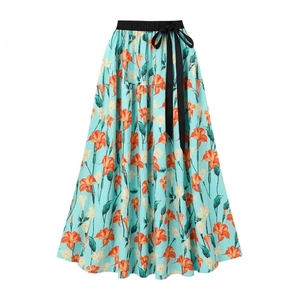 Lichtblauwe maxi-rok met bloemenprint en een zwarte elastische tailleband met strikje