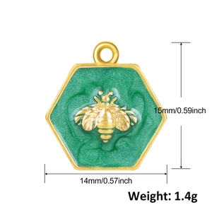 Vue détaillée du pendentif abeille hexagonale verte, dimensions 15mm et poids 1,4g