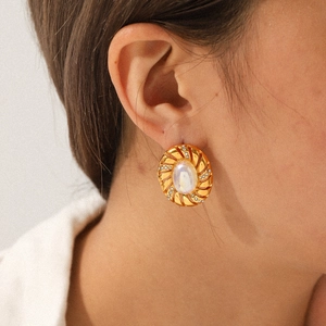Orecchini a perno vintage in oro 18k con perla cangiante e piccoli cristalli