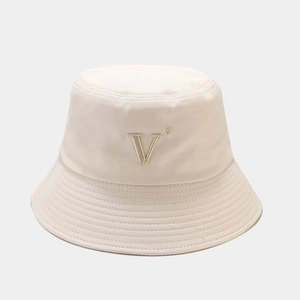 Détail du chapeau bob beige en coton avec logo V brodé en 3D et bord à coutures multiples