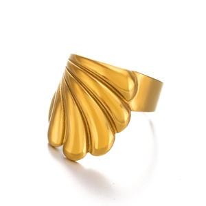 Bague coquillage en acier inoxydable doré avec texture radiale vue à 45 degrés