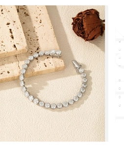 Macro-opname van de S925 zilveren VVS1 moissanite tennisarmband met veilige sluiting
