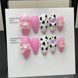 Handgefertigte rosa Press-On-Nägel mit 3D-Bär, Kuhmuster und Aurora-Herz-Anhängern
