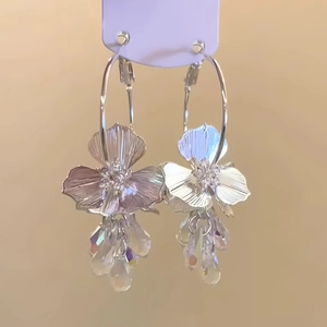 Boucles d'oreilles fleurs vintage en métal avec gouttes de cristal au style français