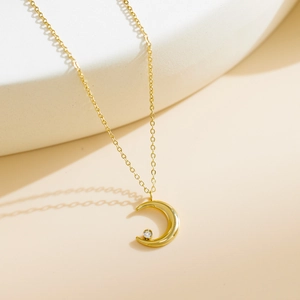 Collier doré en acier inoxydable avec pendentif croissant de lune et un zircon brillant