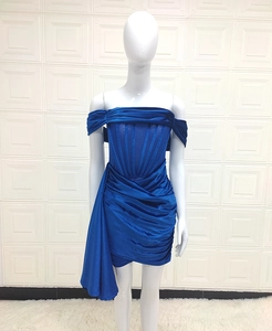 Détail d'une robe bustier bleu roi avec drapé latéral et taille cintrée élégante