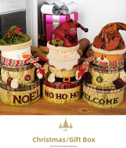 Détail de coffrets cadeaux de Noël à trois niveaux avec motifs Père Noël, Renne et Bonhomme