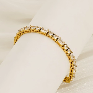 Detail der 18k vergoldeten Tennis-Armkette mit eckigen und runden Zirkonia-Steinen