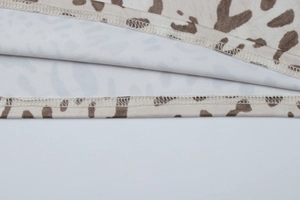 Gros plan sur le tissu léopard montrant les coutures professionnelles et la texture