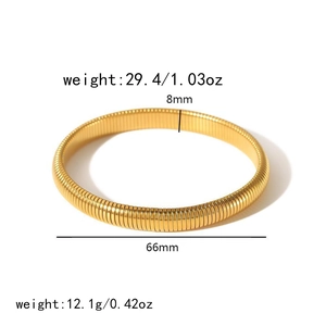 Détail du bracelet texturé peau de serpent en or 18k, diamètre 66mm et épaisseur 8mm