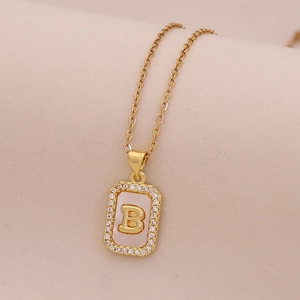 Détail du collier en or 18 carats avec pendentif carré lettre B en nacre et zircons
