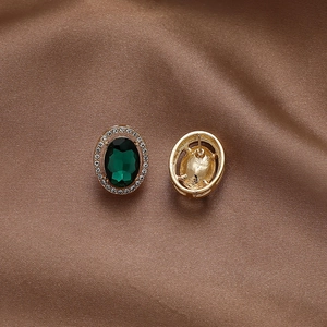 Boucles d'oreilles rétro en cristal vert émeraude plaqué or sur satin marron