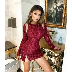 Robe élégante à paillettes bordeaux avec manches longues, épaules nues et fente latérale