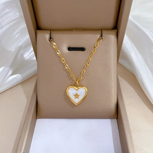 Collana in acciaio al titanio dorato con ciondolo a cuore in madreperla e scatola