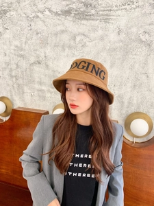 Gros plan détaillé du chapeau bob en coton marron avec broderie ODGING noire