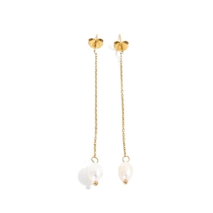 Boucles d'oreilles pendantes dorées avec perles d'eau douce baroques sur fond blanc épuré