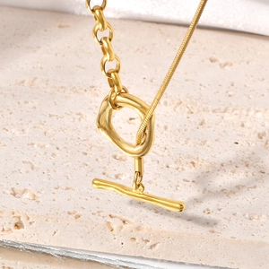 Détail du collier plaqué or 18 carats avec fermoir OT et maillons mixtes sur pierre