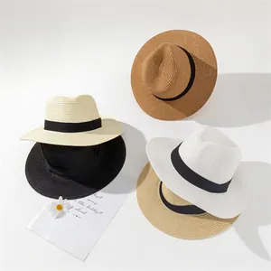 Panama-Strohhüte mit Band in verschiedenen Farben wie Weiß, Beige, Braun und Schwarz