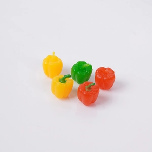 Miniaturas de pimientos de colores rojo amarillo y verde para cocina de casa de muñecas