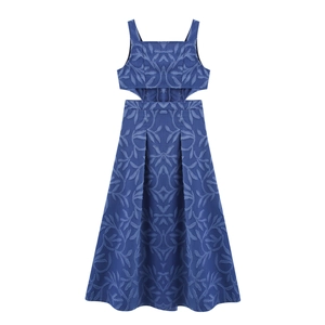 Robe midi en jacquard bleu avec larges bretelles et découpe sexy à la taille