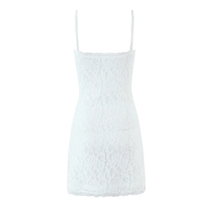 Détails de la texture en dentelle blanche et bretelles réglables sur une robe courte