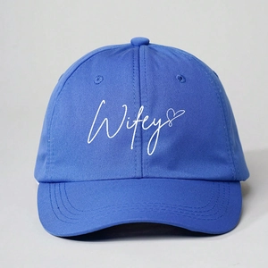Casquette de baseball bleu roi avec broderie Wifey blanche et détail de coeur