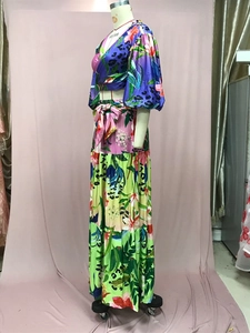 Detalle de vestido de verano de dos piezas con estampado floral y escote en V profundo