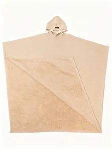 Dettaglio del mantello con cappuccio, calda fodera in pile sherpa e tessuto a maglia beige