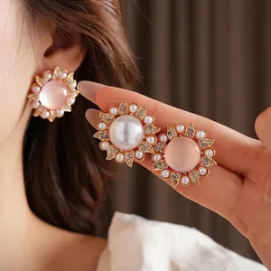 Boucles d'oreilles tournesol vintage style palais avec pierres roses et perles femme