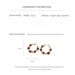 Vue détaillée des créoles de 3cm en oeil de tigre et cuivre plaqué or avec mesures