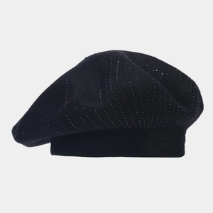 Détail de strass noirs ondulés sur un béret en laine tricotée pour femmes à la mode