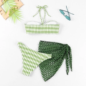 Vue à plat d'un ensemble bikini 3 pièces à rayures avec paréo en maille verte assorti