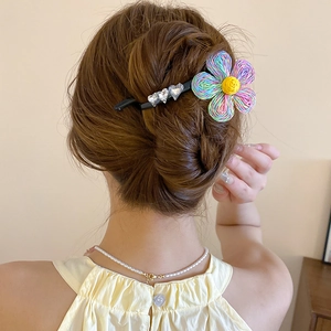 Pince à cheveux fleur tissée colorée avec trois strass étincelants en forme de cœur
