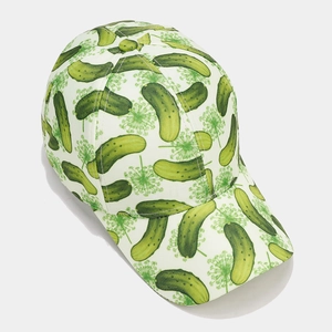 Vue de dessus d'une casquette blanche avec des motifs créatifs de cornichons et d'aneth