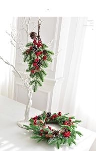 Detailaufnahme vom Weihnachtskranz mit roten Beeren, Zapfen und künstlichem Tannengrün