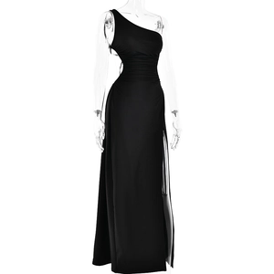 Detail eines eleganten schwarzen One-Shoulder-Abendkleides mit Seitenschlitz und Raffung