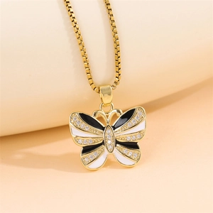 Collana a farfalla placcata in oro con smalto bianco nero e cristalli brillanti