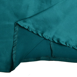 Détails de couture et tissu satiné bleu canard sur une robe moulante dos nu