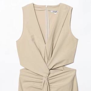 Robe midi sans manches beige à col en V plongeant avec nœud et découpes à la taille