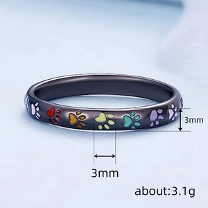 Zwart geplateerde ring met kleurrijke regenboog pootafdrukken en een breedte van 3mm