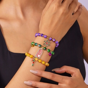 Detailansicht von drei weihnachtlichen Perlenarmbändern mit festlichen Harz-Anhängern