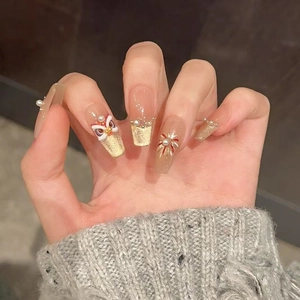 Handgefertigte Löwentanz Kunstnägel mit Champagner Goldglitzer und Perlenakzenten