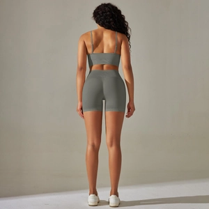 Detailansicht von nahtlosem Sport-BH mit Trägern und Booty-Lifting-Shorts im Set