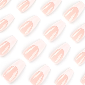 Uñas postizas largas tipo ataúd con puntas francesas rosa claro en fondo blanco
