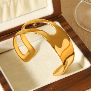 Polished 18K gold-plated asymmetrical open cuff bracelet with minimalist wave design