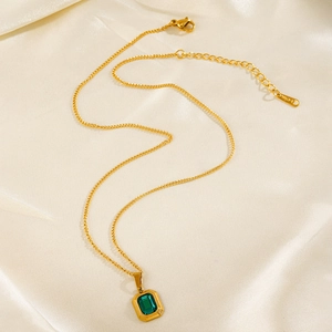 Collana in acciaio inossidabile placcato oro 18K con ciondolo in smeraldo taglio smeraldo