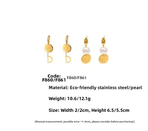 Détails des boucles d'oreilles dorées avec lettre D et perles, dimensions et matériaux