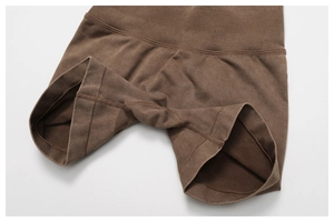 Détail du short de yoga sans couture taille haute en tissu côtelé extensible brun